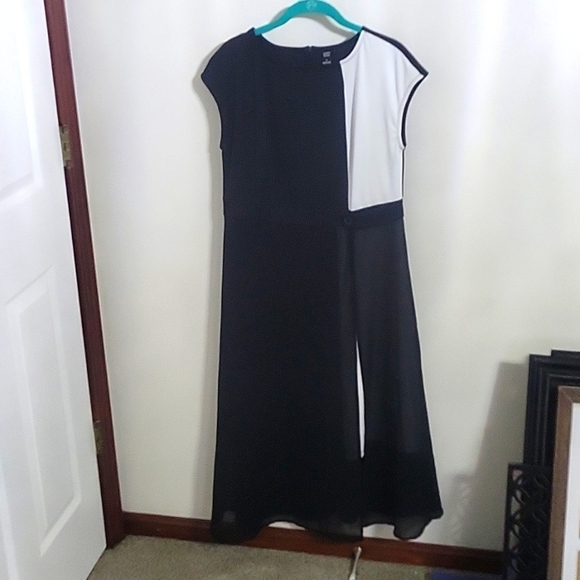 Chic Black and White Midi Dress - Picture 1 of 5